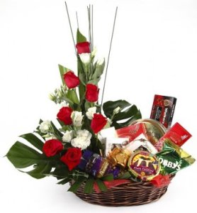 christmas-flower-and-gift-basket-ffg